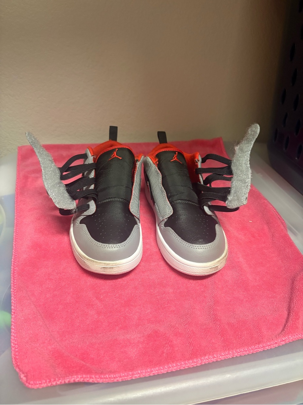 Nike Jordan Kids' Low-Top Sneakers in Black/Gray with Red Swoosh - FlyEase - Picture 3 of 7